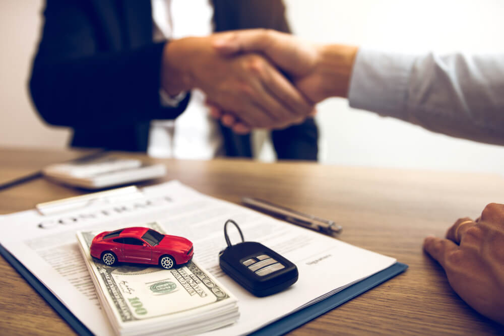 title pawn representative shaking hands with client for applying for car title loan