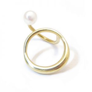 Alexandra Scarlett Jewelry: Ostra Ring, 18kt gold plated brass with freshwater pearl