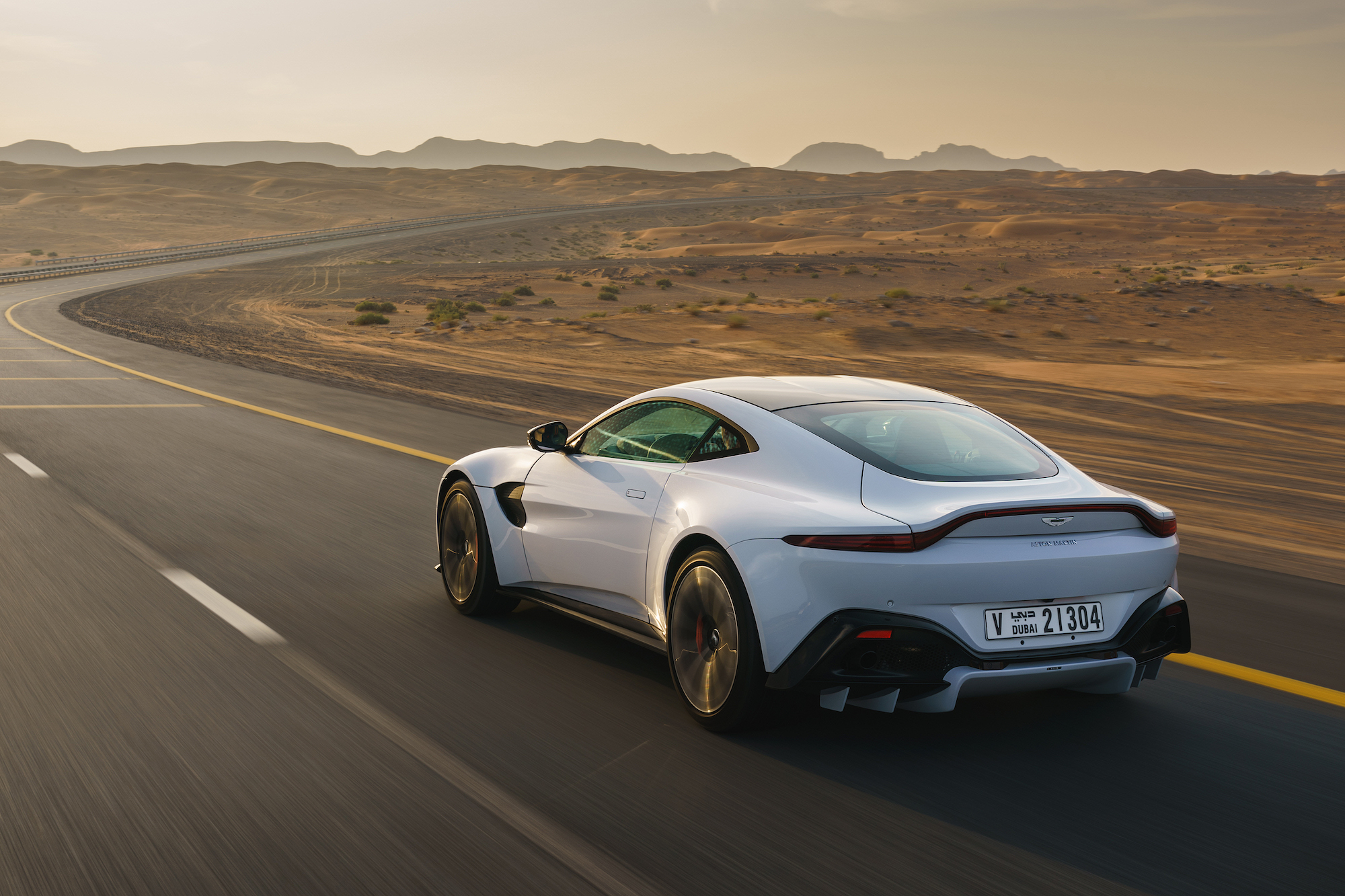Vantage tem velocidade máxima de até 313 km/h (Foto: Aston Martin)