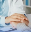 pessoa em consulta com homeopata, acolhimento