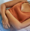 mulher com as mãos no estômago, ajuda com gastroenterologia