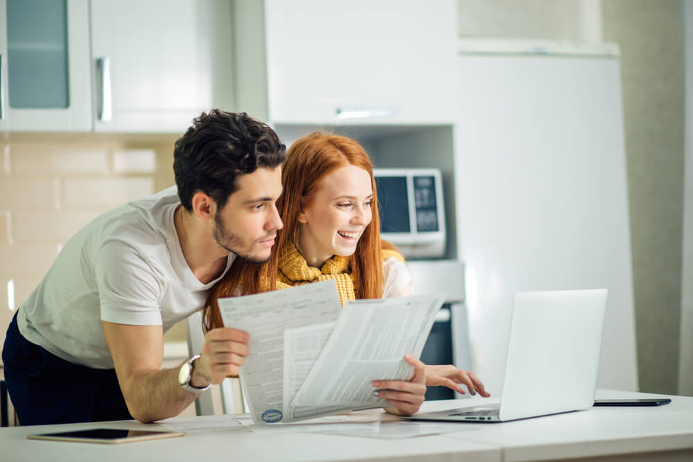 couple applying for title loans online