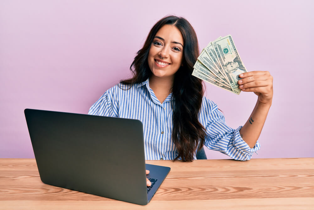 woman making extra money online