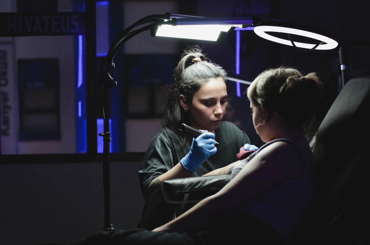 tattoo artist tugce soylu working on her studio