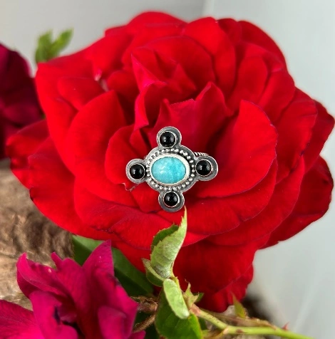 turquoise and black onyx ring. Turquoise in center with 4 black onyx around it
