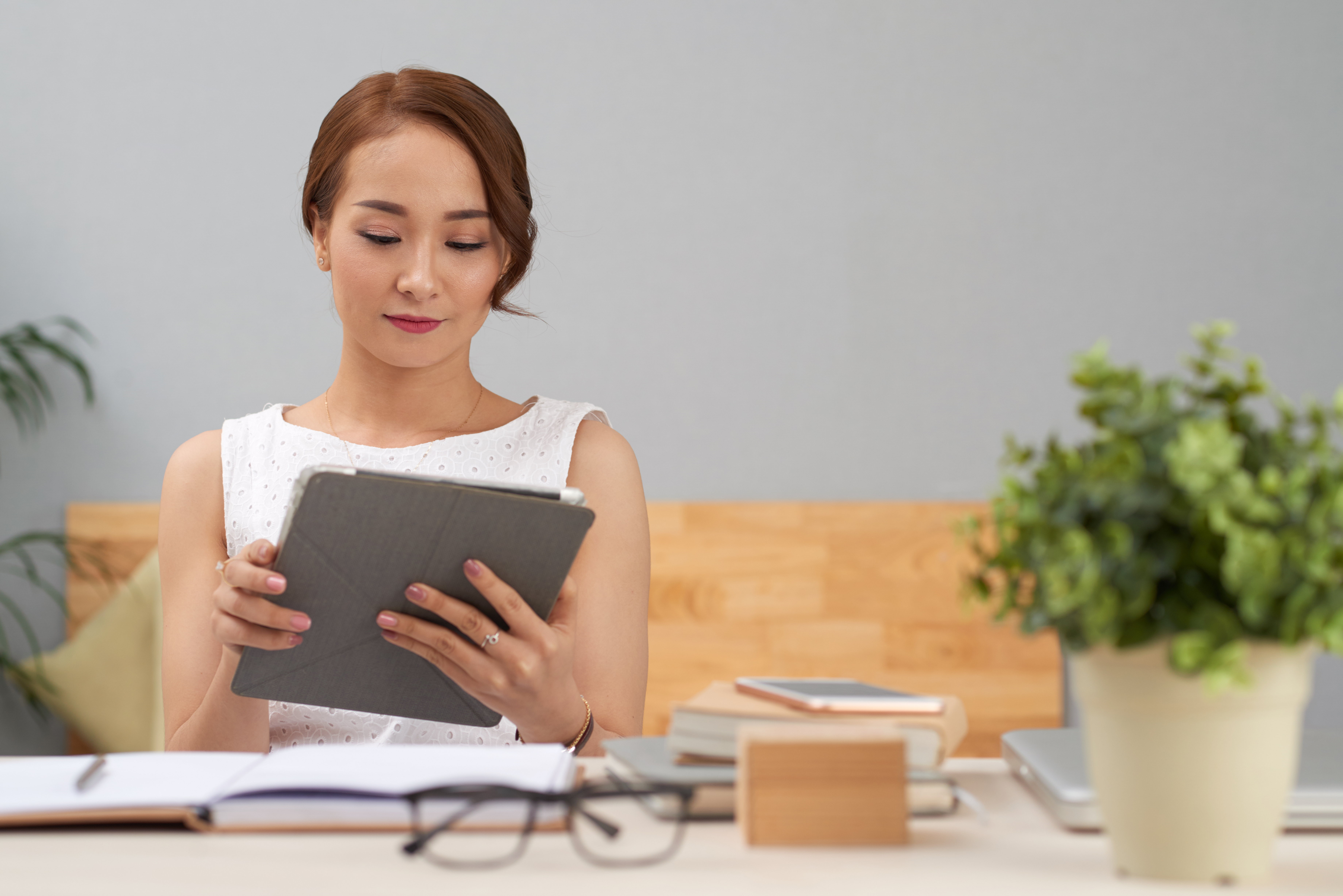 business-woman-with-tablet-computer-N...