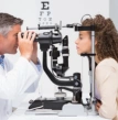 Mulher em consulta de Oftalmologia, exame de vista