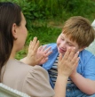 mãe brincando com filho, mãe atípica, acolhimento, proteção, maternidade atípica