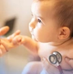Bebê sendo examinado por um médico