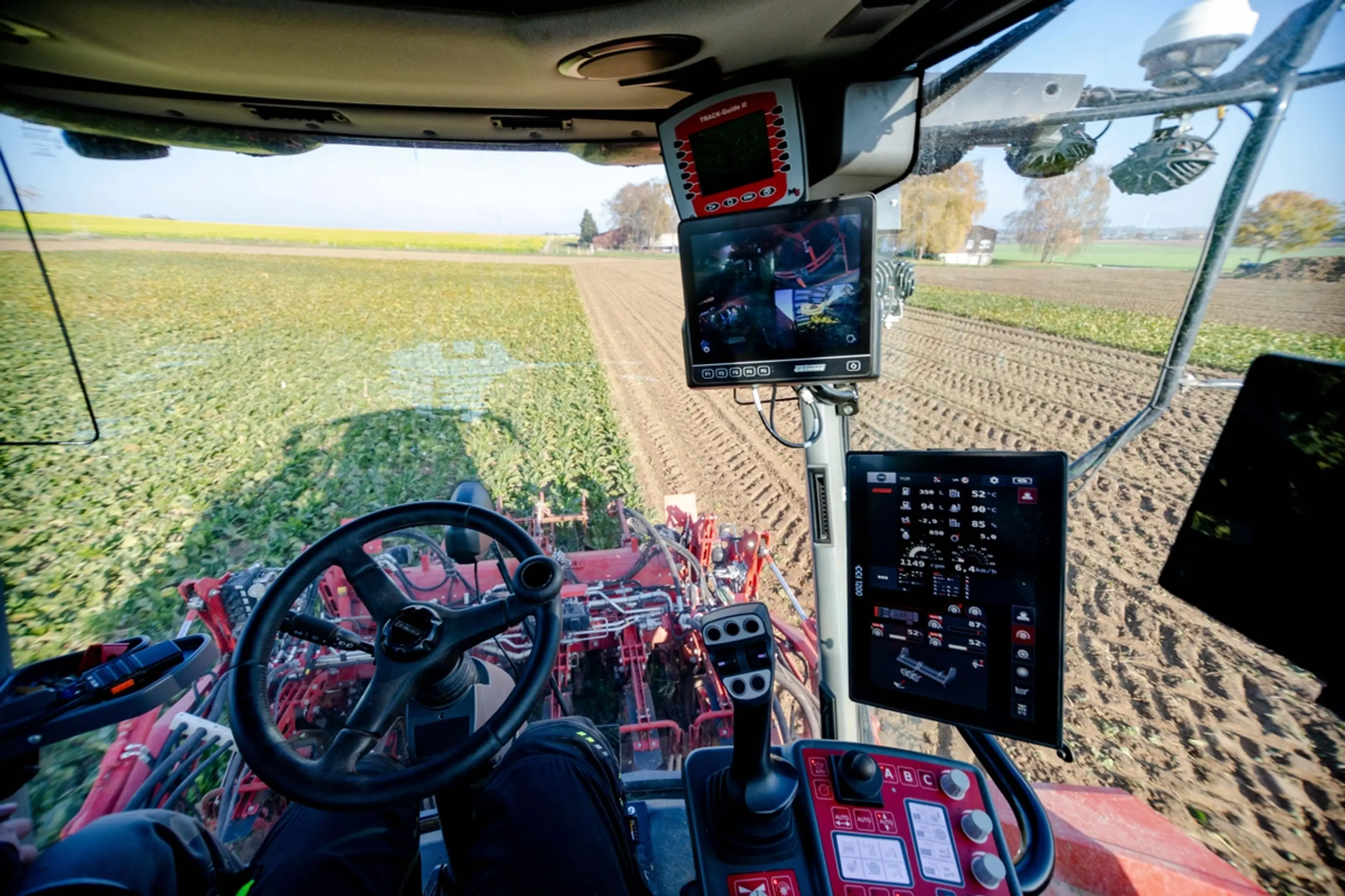 The new operating design consist of the latest CCI 1200 control terminal, GRIMME's own digital video system " SmartView" and the driver assistance systems making everyday work easier.