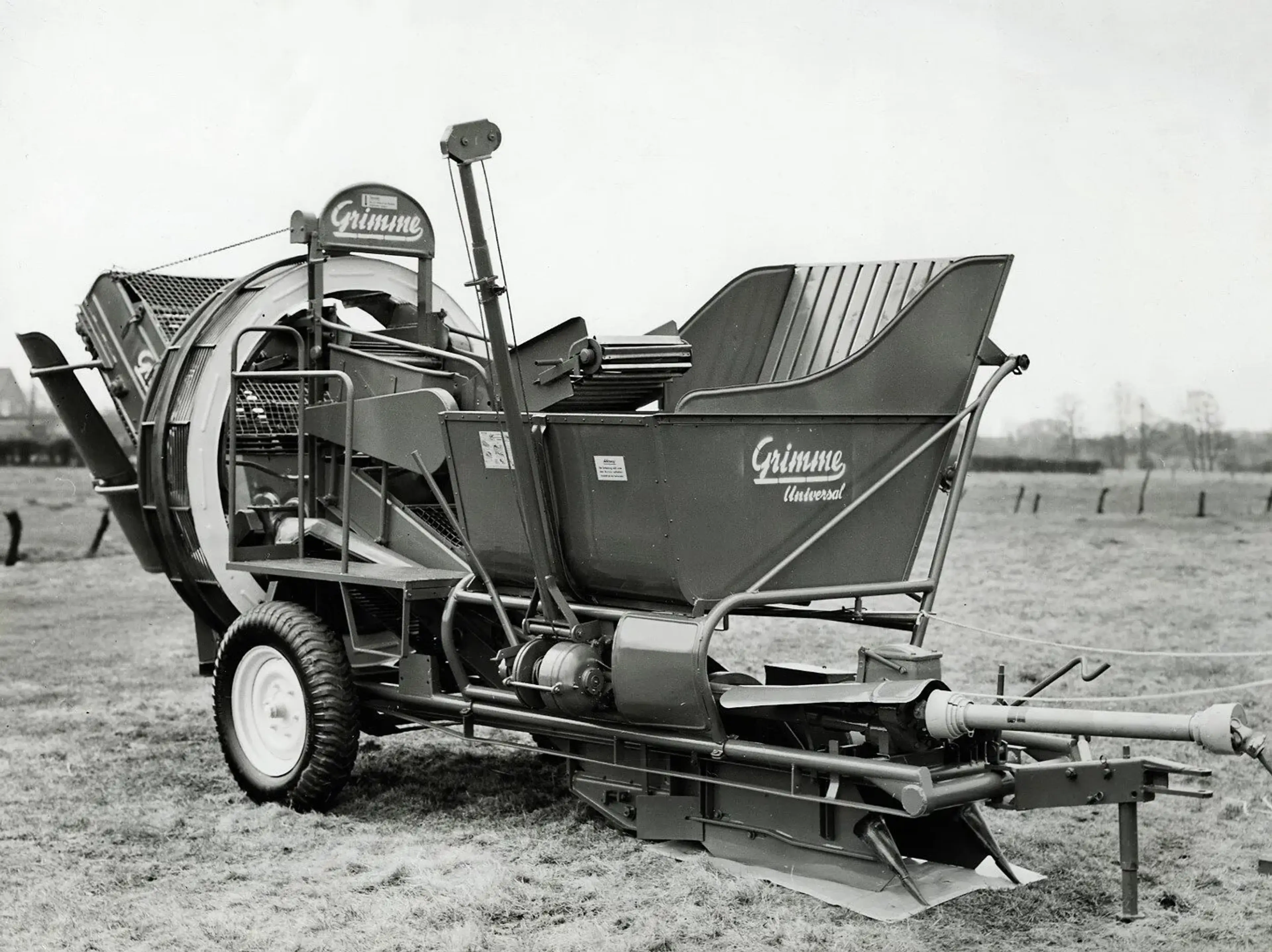 Imagen histórica de una cosechadora de patatas arrastrada, el modelo GRIMME Universal.