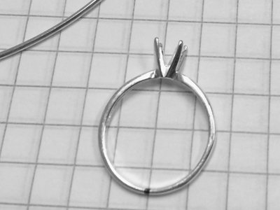 Centering a finger ring band for cutting