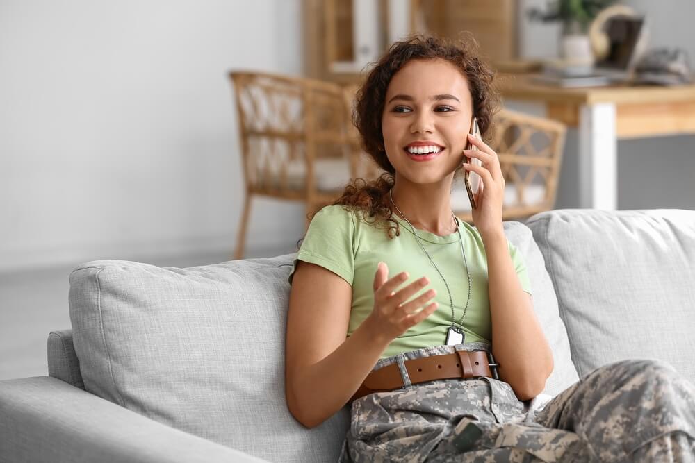 woman calling about veteran loans online