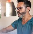homem pesquisando sobre consultas com geriatra