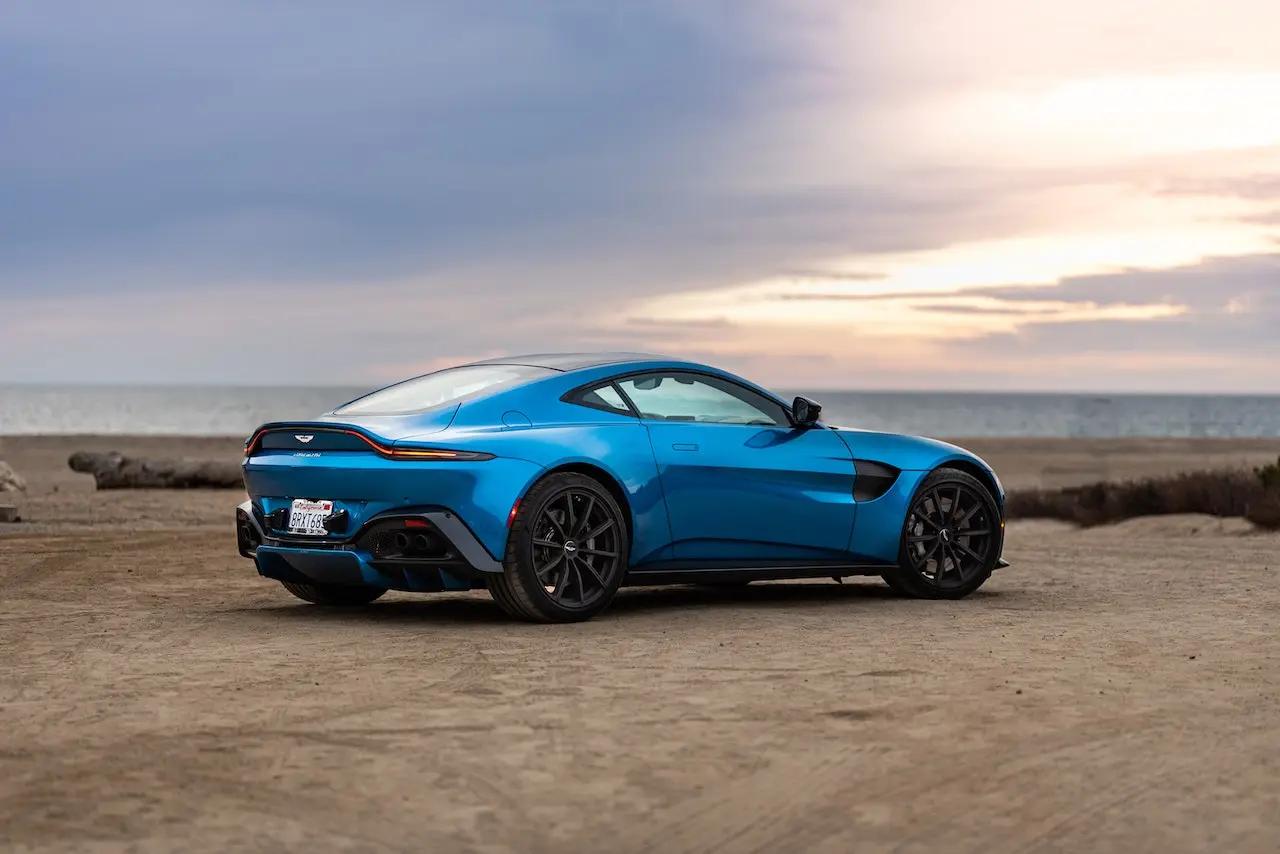 Aston Martin DBS Superleggera 2021