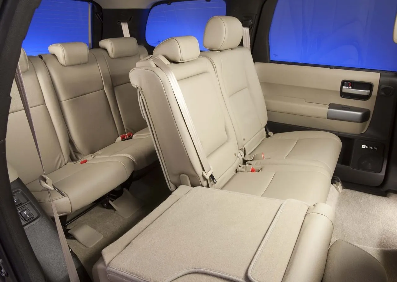 Toyota Sequoia 2015 interior 8 lugares
