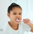 criança escovando os dentes