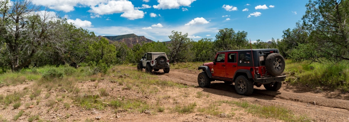 Jeeps exploring Sycamore Canyon Cliff Dwellings in Williams