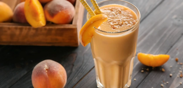 Batido de Proteína con Durazno, Almendras y Leche.webp