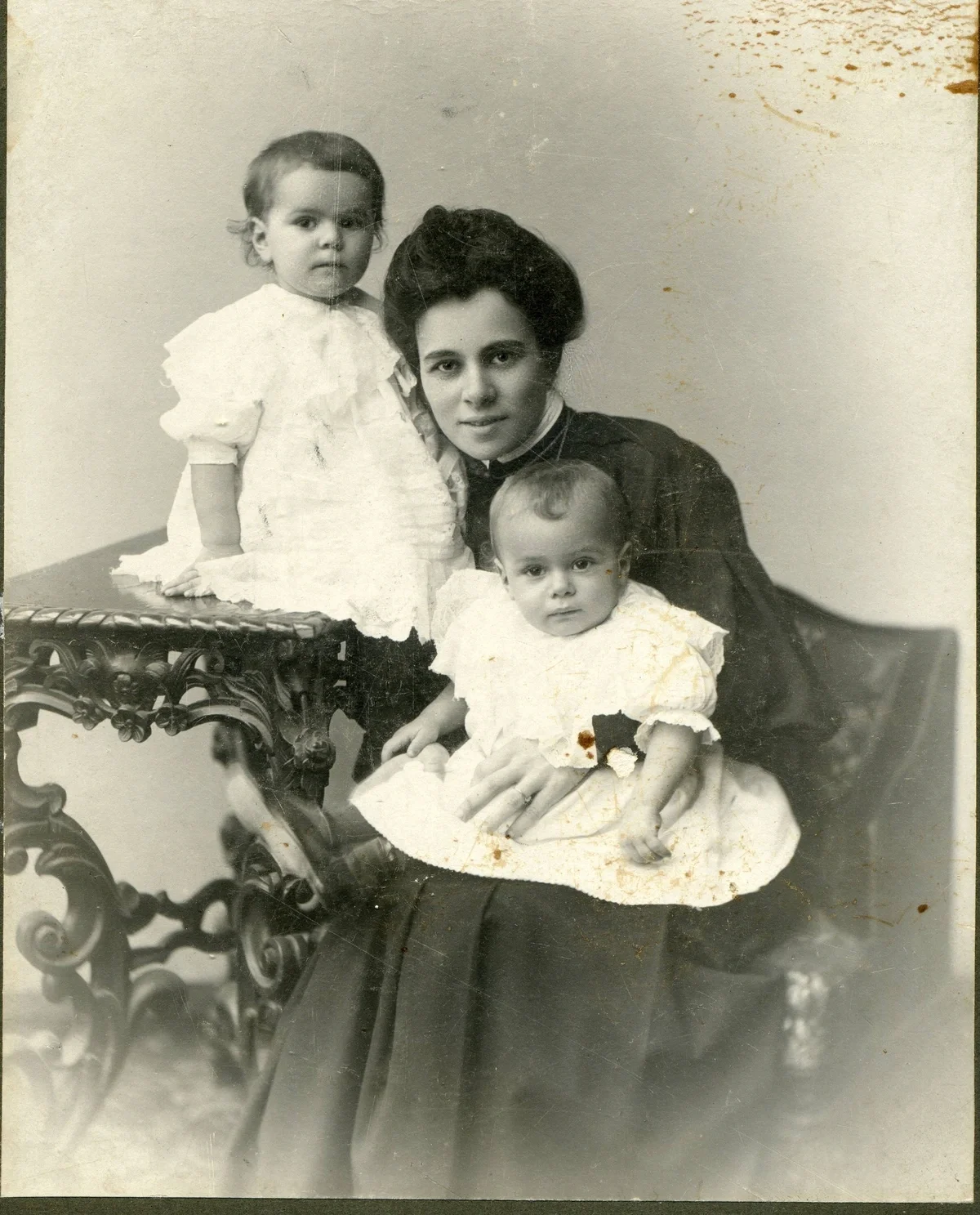 Лидия Моисеевна Шмелькина с дочкой Надеждой и сыном Михаилом.