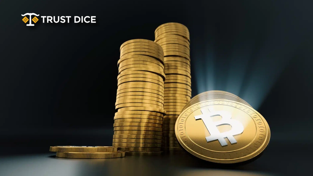 Una criptomoneda Bitcoin sobre un montón de monedas tradicionales en TrustDice.