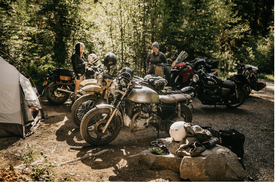 CAPTION: Abby Anderson and friends road-tripping in Oregon. Photo: Jenny Linquist (@jennylinquist on Instagram)