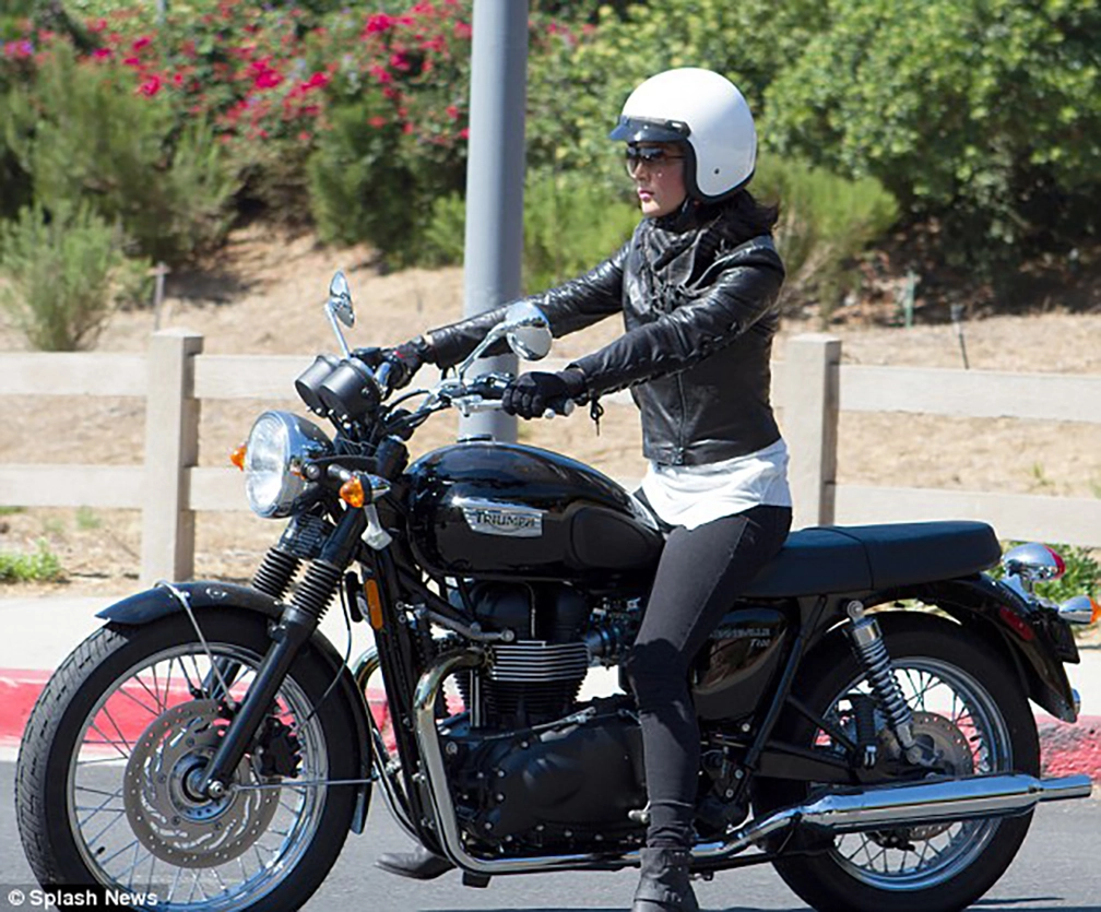 10 Celebrity Female Motorcyclists Stars Who Ride