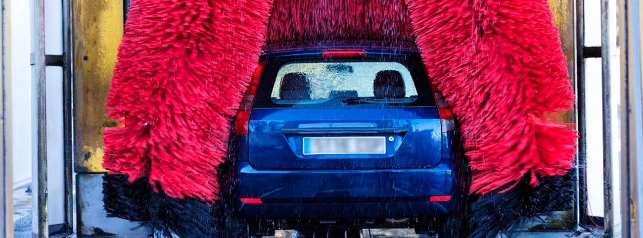 Los productos de limpieza de coche en un garaje Fotografía de