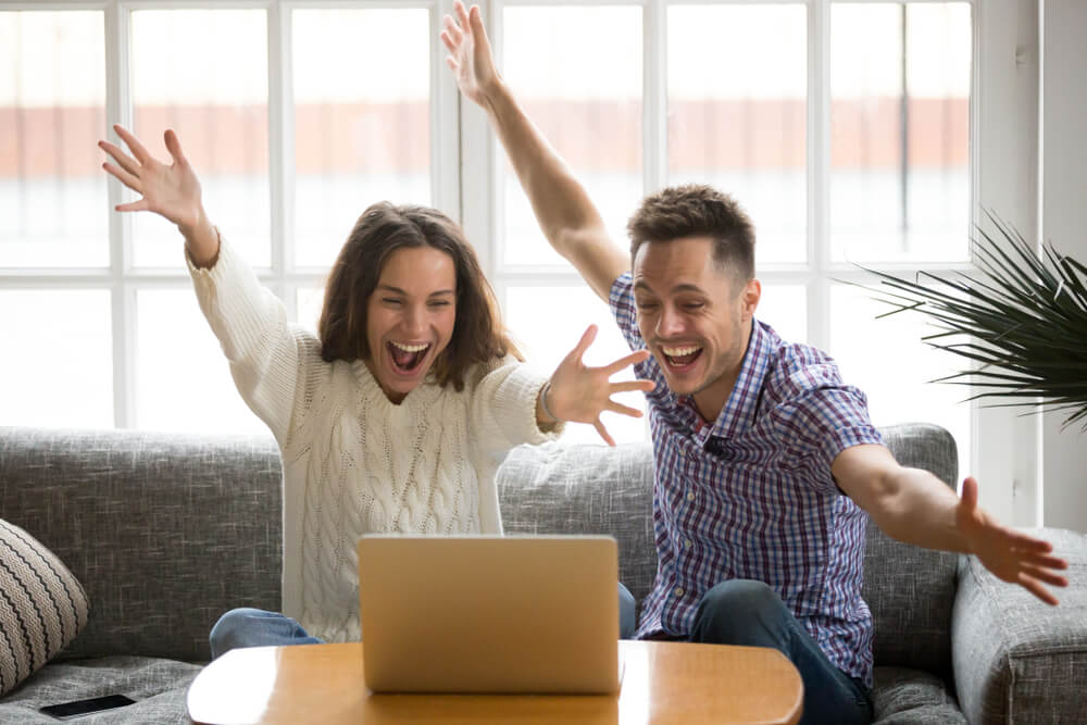 Couple happy about getting online title loans 