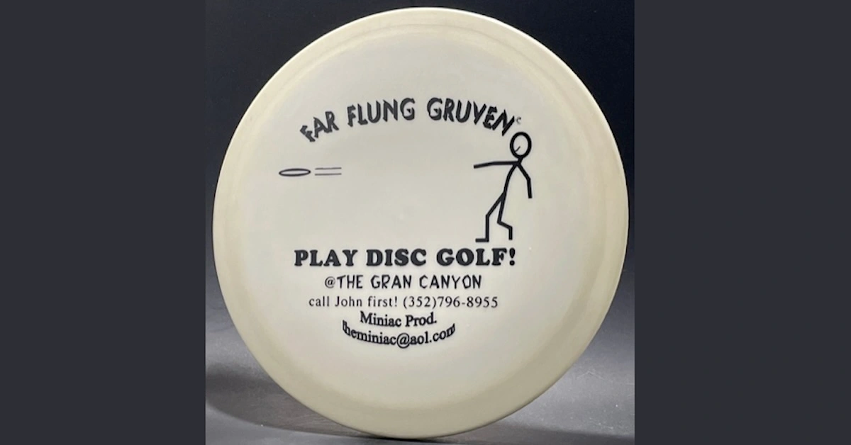 A white disc on a gray background with information about playing a course on it