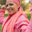 mulher vestida de rosa, prevenção do câncer de mama