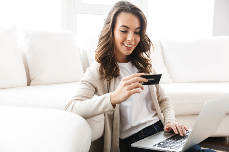 woman applying for title loan online