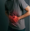 homem com as mãos na região da barriga, avaliação em Coloproctologia