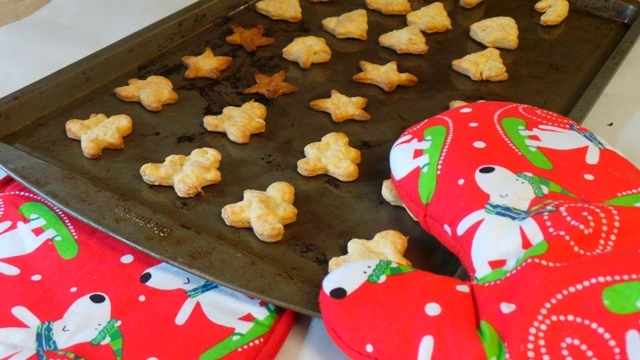 Irresistible-Christmas-Cookie-Dog-Tre...