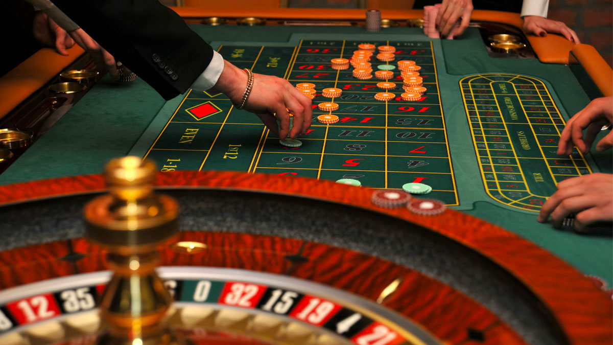 Jugadores que juegan a las ruedas de la ruleta en el casino