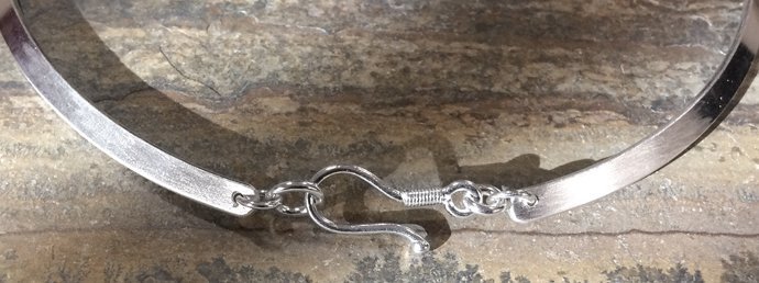 Hook and eye clasp on neck collar