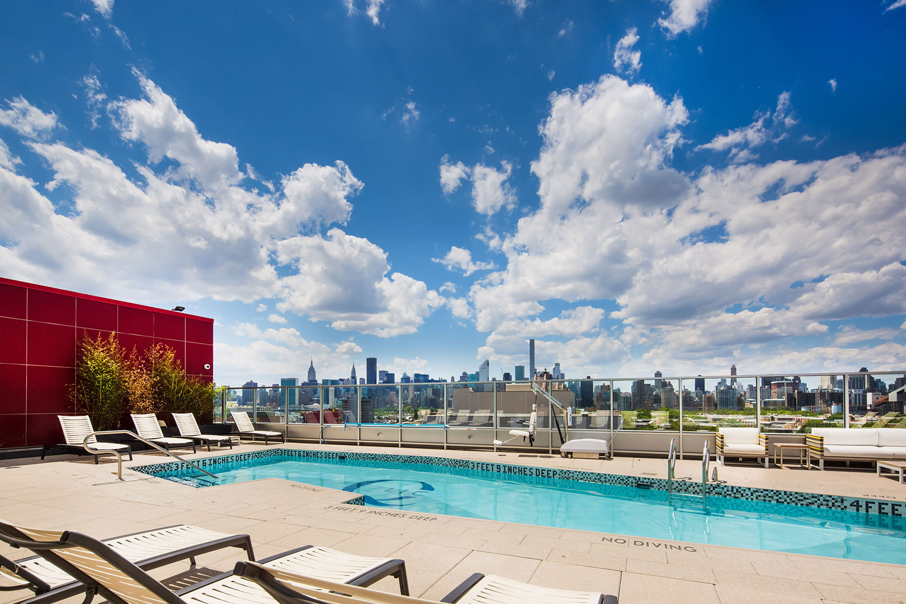 Residential Buildings With Rooftop Pools - QLIC 4142 24th Street - World Wide Group