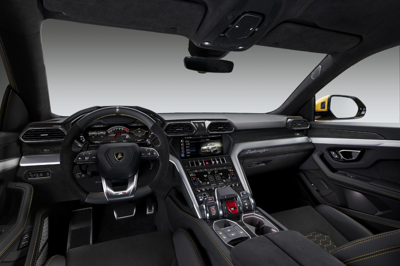 Lamborghini Urus interior motorista.jpg