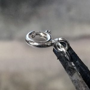 Close-up of a spring ring on a third hand