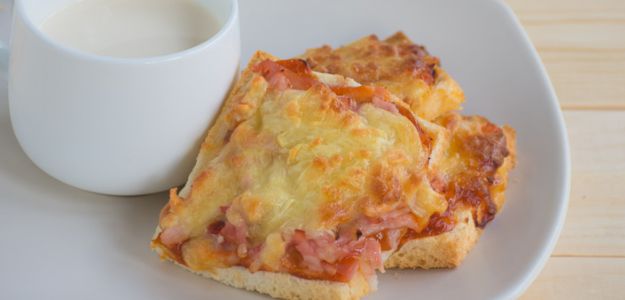 Tostada con Salsa de Tomate, Jamón y Queso.jpg