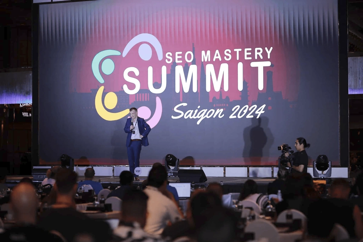 A speaker on stage at the 2024 SEO Mastery Summit in Saigon