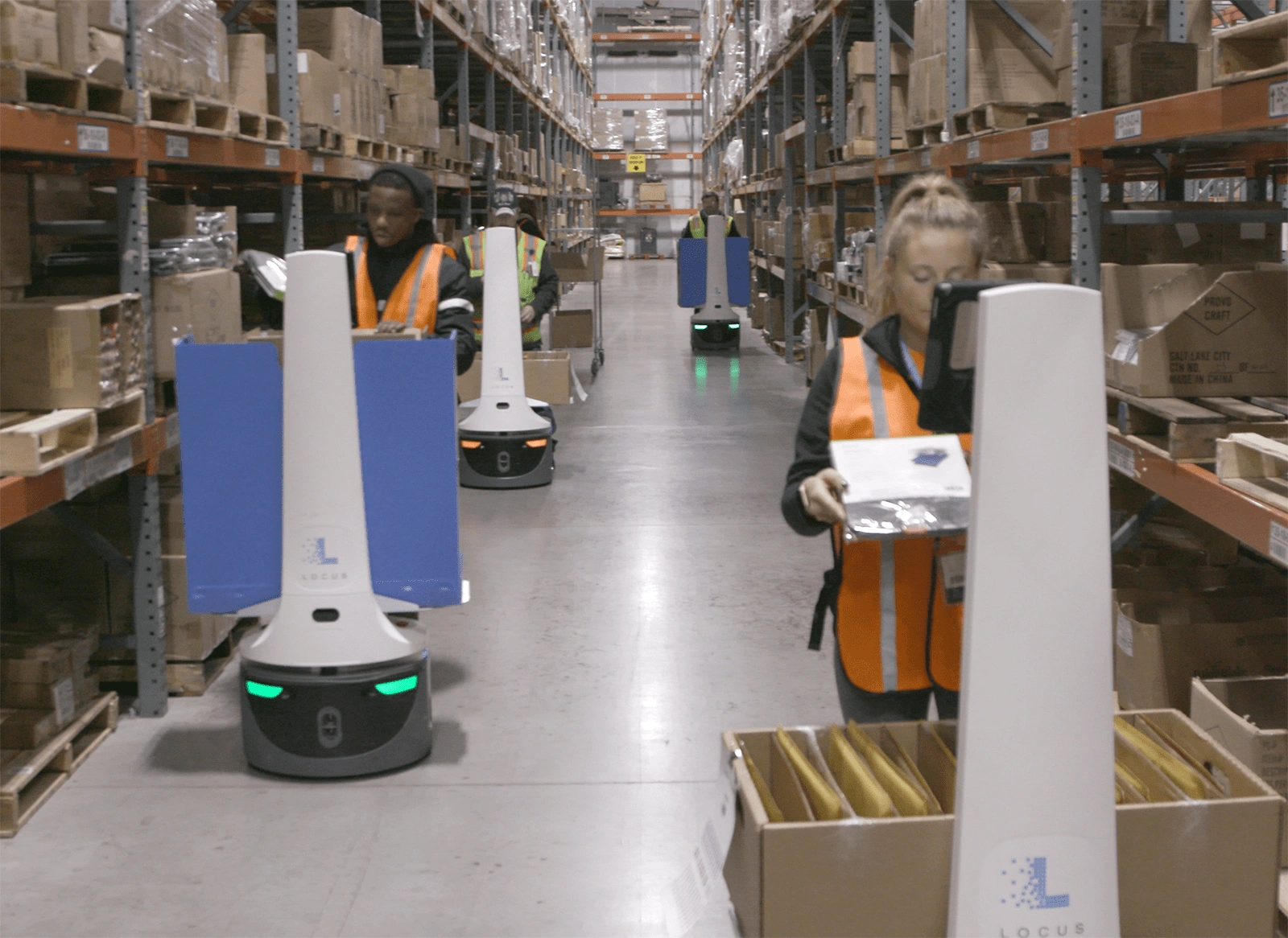 locus-robotics-in-warehouse-min.png