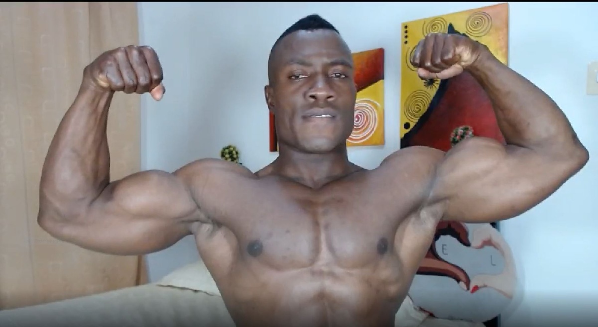 ebony-muscle-flexing.JPG