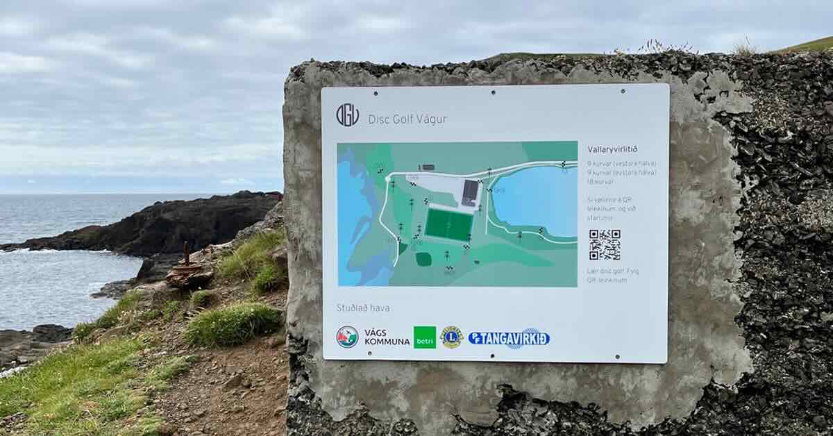 A map of a disc golf course mounted on stone