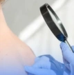 dermatologista avaliando a pele de um paciente, cuidados com a pele