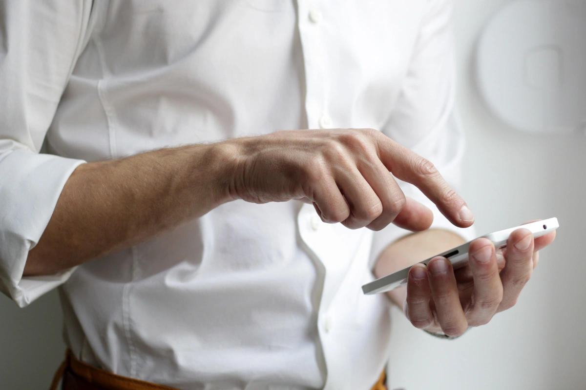 A photo of a businessman receiving an outbound sales call from another business. Telemarketing B2B facilitates this process.