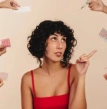 Mulher em dúvida sobre qual anticoncepcional escolher
