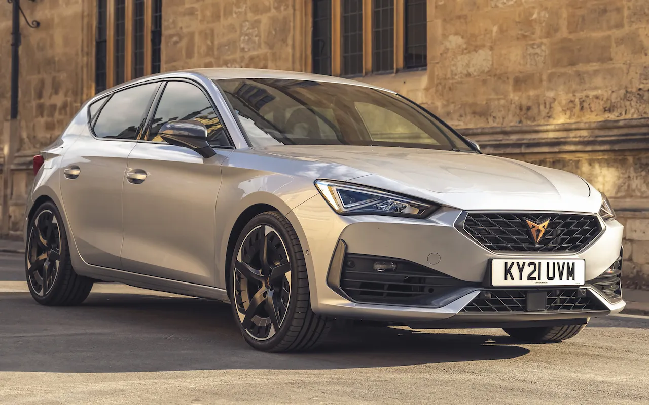 Carro Cupra León: Un hatchback con potencia híbrida