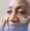 mulher fazendo sua rotina de skincare, cuidados com a pele