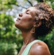 mulher respirando profundamente, saúde mental, janeiro branco